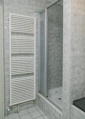 a bathroom with a shower and a bath tub at Gästehaus Vigliarolo gewerblich Jedes Zimmer eigenes Bad Gemeinschaftsküche in Elmshorn