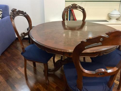 ミラノにあるSAY YES MILANO CITY LIFEの木製テーブル、椅子2脚、木製テーブル、テーブル、椅子1脚が備わります。