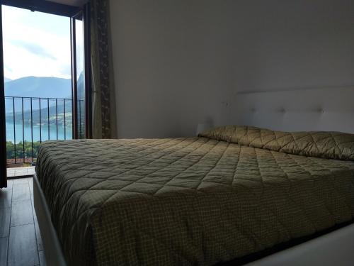 a bedroom with a bed and a large window at Lago Vivo in Barrea