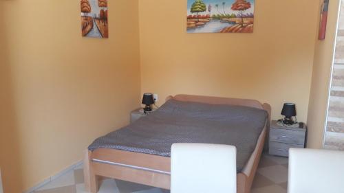 - une petite chambre avec un lit dans l'établissement Andi Apartman, à Pačir