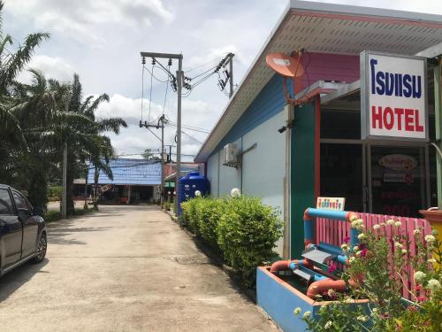 a resort hotel with a car parked in front of it at Tanarod Gueshouse in Surat Thani