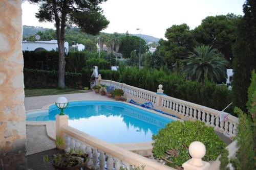 una piscina en un patio con una valla alrededor en Villa Carmen - Chalet privado con piscina, jardín y barbacoa, en Alcossebre