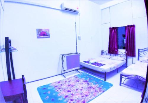 Giường trong phòng chung tại GERIK HOMESTAY