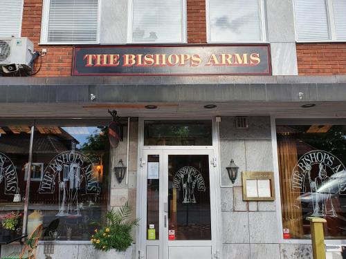 um edifício com um sinal que lê os braços do bistrô em Hotel Bishops Arms Mora em Mora