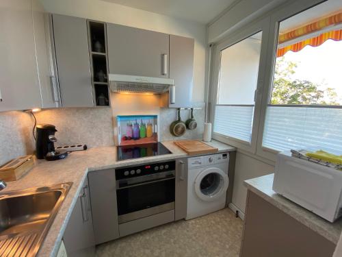 Η κουζίνα ή μικρή κουζίνα στο Apartment mit Sonnenbalkon und NETFLIX im Zentrum