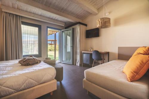 Un pat sau paturi într-o cameră la Podere Maremma Spa & Ristorante