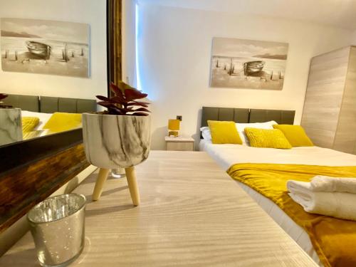 En eller flere senge i et værelse på Winter Gardens Service Apartments by Blackpool Service Apartments