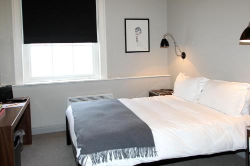 A bed or beds in a room at Kings Arms Hotel 