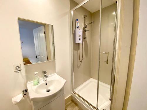 y baño con ducha y lavamanos. en Winter Gardens Service Apartments, en Blackpool
