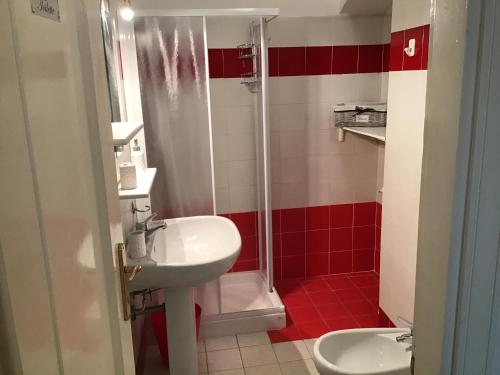 a small bathroom with a sink and a shower at A due passi da Giulietta-Casa Capuleti in Verona