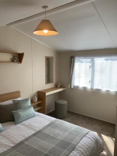 Vuode tai vuoteita majoituspaikassa Gold Plus 6 Berth Caravan in NEW BEACH with parking WiFi and decking