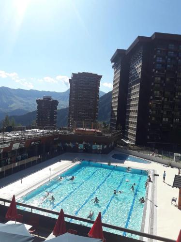 une grande piscine au sommet d'un immeuble dans l'établissement Studio 4 personnes au pied des pistes. Le Corbier, au Corbier