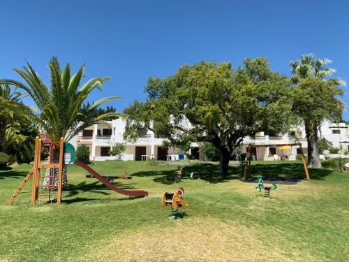 Area giochi per bambini di Casa da Balaia - beach, pool, golf and tennis