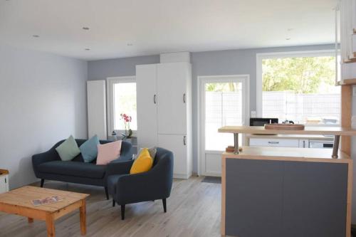 un salon avec un canapé et une table dans l'établissement Maison au bord de la plage, à Sangatte