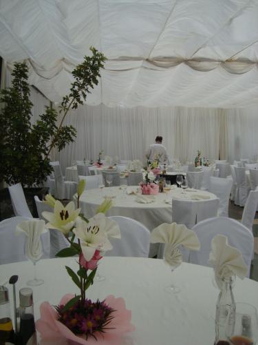 a white tent with white tables and white chairs at Hotel Chagall in Copiapó