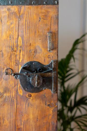 a pair of scissors sitting on top of a wooden door at Princess Art Hotel in Ferrara