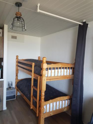 une chambre avec deux lits superposés dans une pièce dans l'établissement Studio 4 personnes au pied des pistes. Le Corbier, au Corbier