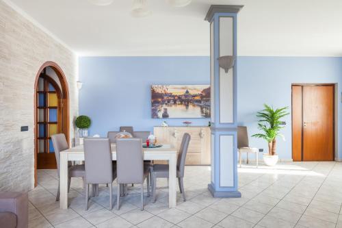una sala da pranzo con tavolo e sedie di Casa Vacanze Giramondo a Fiumicino