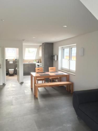 a living room with two benches and a table at Zeitfrei-Apartments in Kirchheim unter Teck