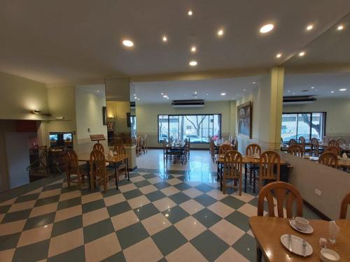 ein Restaurant mit Tischen und Stühlen und einem karierten Boden in der Unterkunft Hotel Ariosto in Mendoza