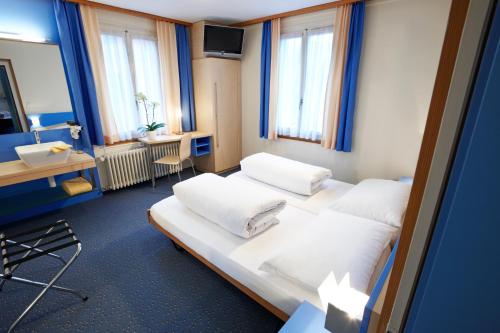 Postel nebo postele na pokoji v ubytování Hotel Kreuz