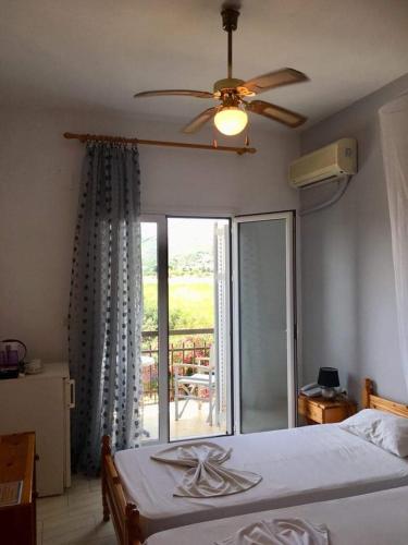 Ένα ή περισσότερα κρεβάτια σε δωμάτιο στο HOTEL KATERINA