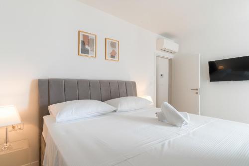 Un pat sau paturi într-o cameră la Golden Luxury Apartment