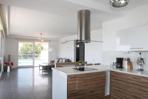 Kuchyň nebo kuchyňský kout v ubytování Villa Carlijn met prive-zwembad, veel privacy en panoramisch uitzicht op zee, op luxe resort