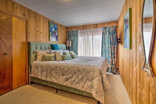 Un pat sau paturi într-o cameră la Waterfront House with Glacial Views - Near Downtown!