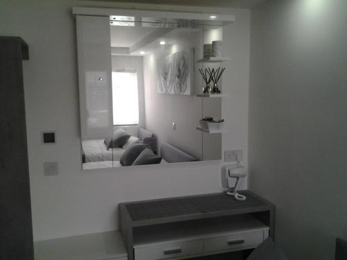 um espelho na parede de uma sala de estar em Lady Charlotte Guest rooms triple rooms em Dowlais