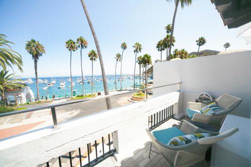 a balcony with chairs and a view of the ocean at Bellanca Hotel in Avalon