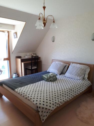 um quarto com uma cama num quarto com uma janela em Kerniguez 3 em Carhaix-Plouguer