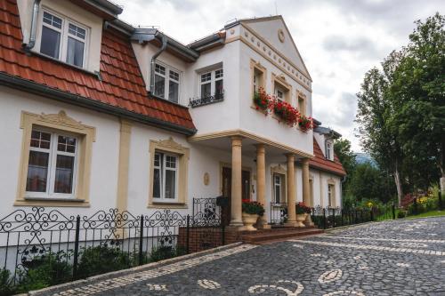 Gallery image of Apartamenty i Pokoje Gościnne Salon z kominkiem Dworek Niespodzianka z dużym ogrodem in Szklarska Poręba