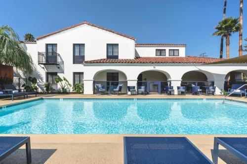 a swimming pool in front of a building at Mason Beach Inn in Santa Barbara