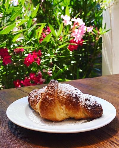 una pasta su un piatto bianco su un tavolo di Acquamaris Tuerredda a Teulada