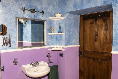 Cremolino的住宿－B&B Il Glicine Molare，一间带水槽和镜子的浴室