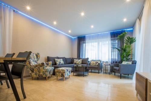 a living room with a couch and chairs and a table at Modernes Apartment in Zentrumsnähe mit eigenem Stellplatz in Baden-Baden