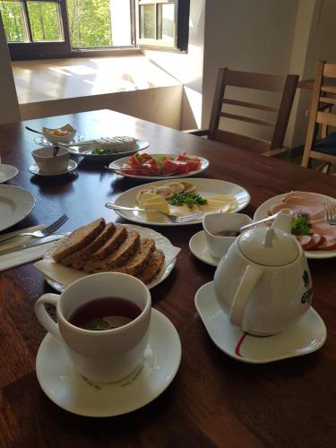 维格雷Pokamedulski Klasztor w Wigrach的餐桌,盘子,茶