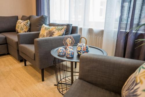 a living room with two couches and a table at Modernes Apartment in Zentrumsnähe mit eigenem Stellplatz in Baden-Baden