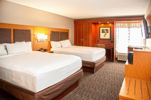 um quarto de hotel com duas camas e uma televisão em Extended Stay America Suites Springfield em Springfield