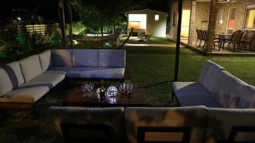 salon z kanapami i stolikiem kawowym w obiekcie Costa Petra - Luxury Seaside Cottage with Garden - Vacation House for families in Greece w mieście Nea Mesangala