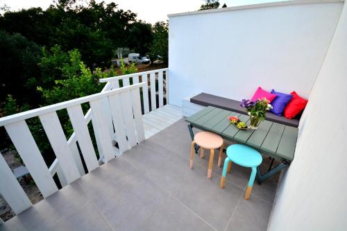 Ein Balkon oder eine Terrasse in der Unterkunft achzivacation STUDIO B