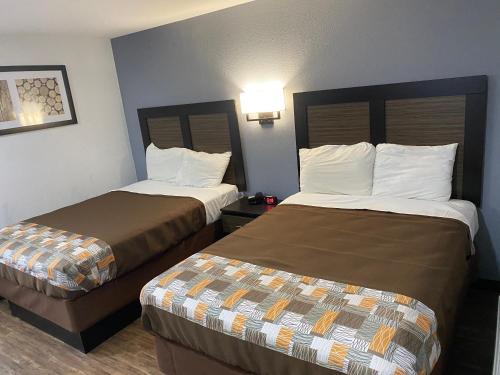 Katil atau katil-katil dalam bilik di Hillside Motel Glen Mills