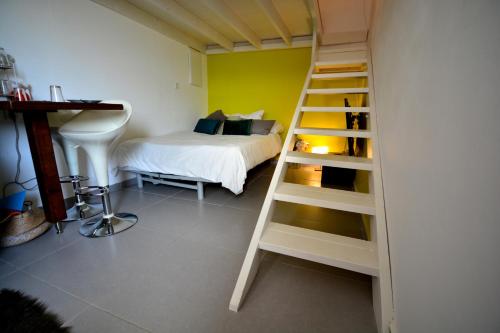 1 dormitorio con litera y escalera en achzivacation STUDIO B, en Gesher HaZiw