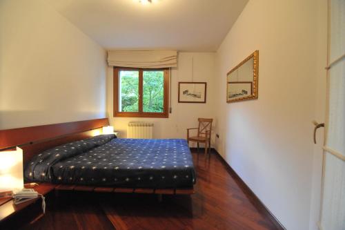 メストレにあるAppartamento Cavalliのベッドルーム(ベッド1台、窓付)
