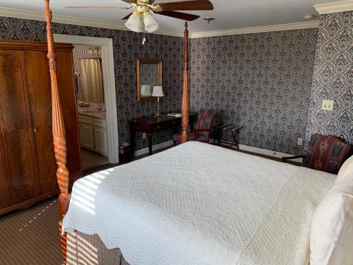 a bedroom with a bed and a ceiling fan at 1842 Inn in Macon