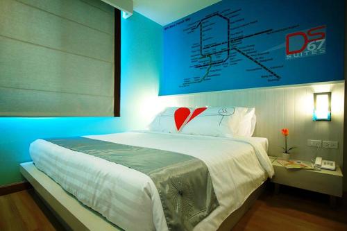Un dormitorio con una cama con un corazón rojo. en Ds67 Suites, en Bangkok