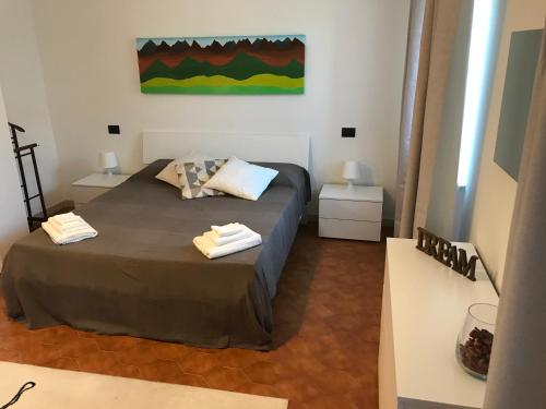 1 dormitorio con 1 cama con 2 toallas en B&B dal Giotu, en Gravellona
