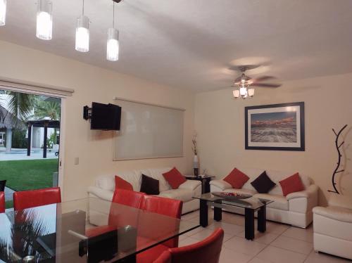 a living room with a couch and a table at Villa Perfecta Zona Diamante in Acapulco