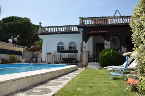 a house with a swimming pool in the yard at La Quintecita villa con piscina privata - vicino Catania e Etna in San Giovanni la Punta